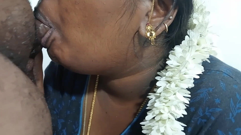 Veni: 남편의 친구를 깊게 빠는 타밀 마누라