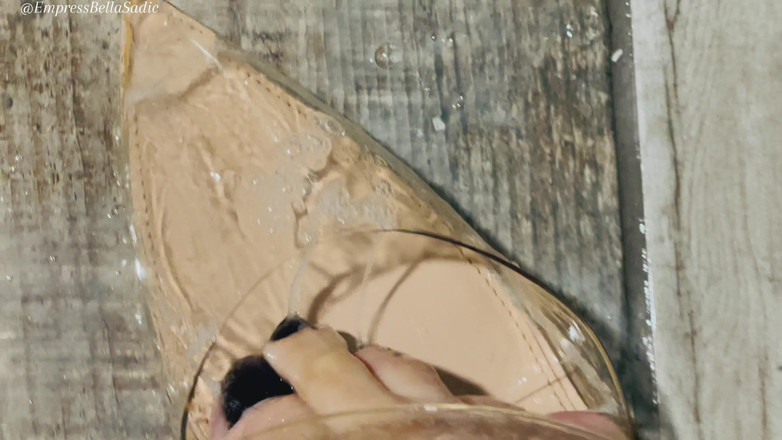 Empress Bella Sadic: 엠프레스벨라사딕에서 나온 침이 많아요