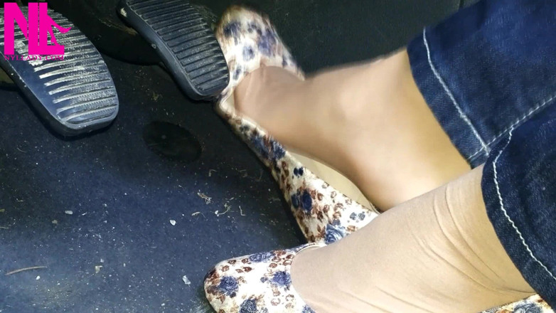 Nyllady: 꽃이 핀 아파트에서 페달 펌핑