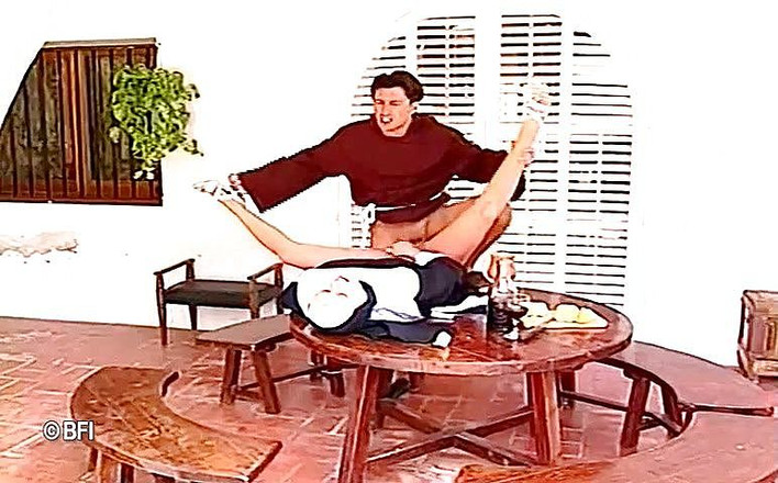 Hardcore Lovers: Blonde nonne wird von ihrem ficker anal gefickt