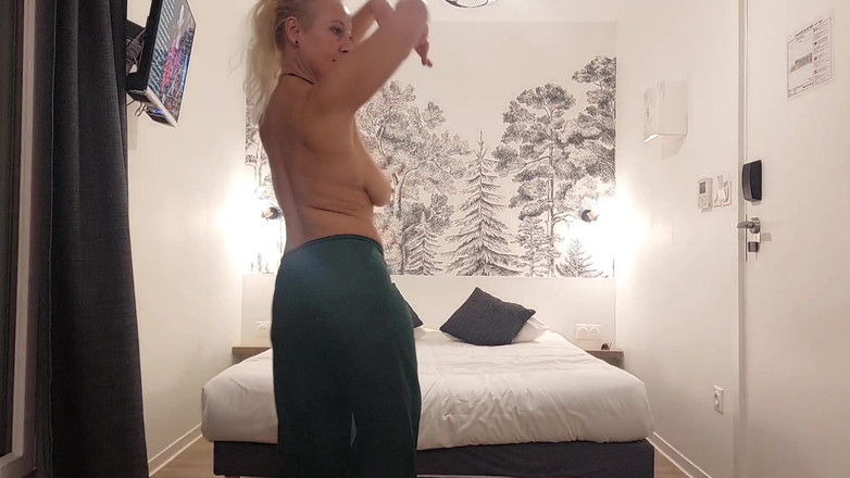 Selena701: 美丽的成熟床游戏，姿势和性爱