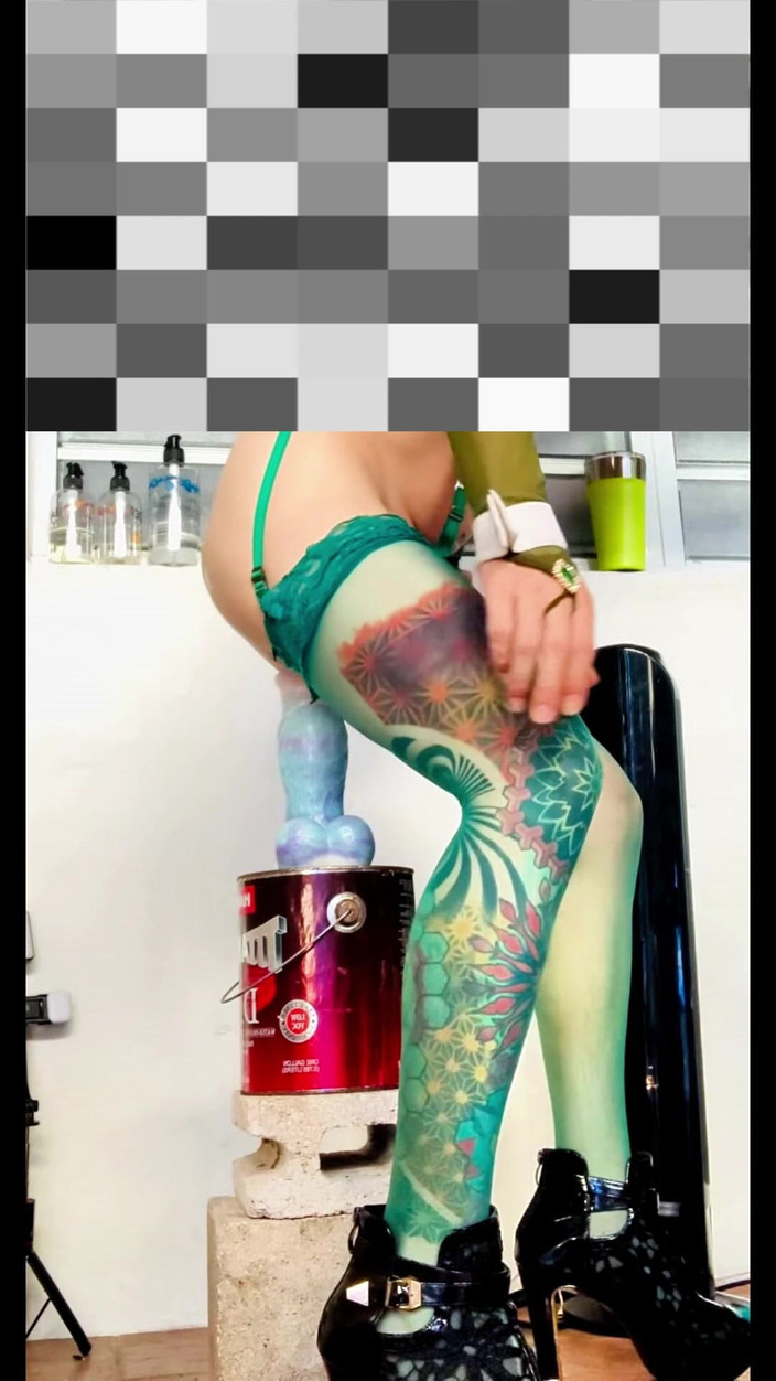 Benito414: 可爱的人妖假阳具在户外骑乘，旁边有内裤