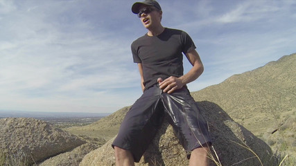 Lapetus: Riskantní šortky chcaní na turistické stezce