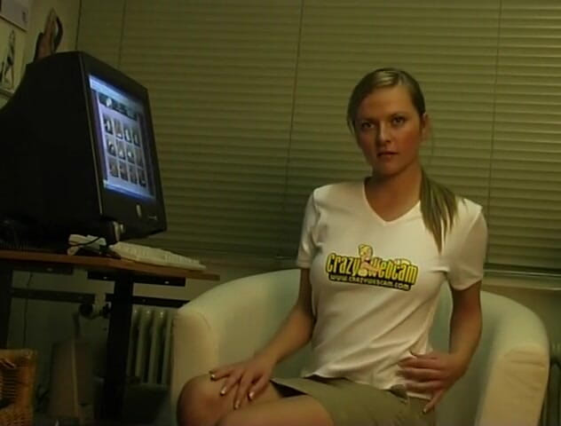 Flash Model Amateurs: Hot blonde teen plays with her webcam