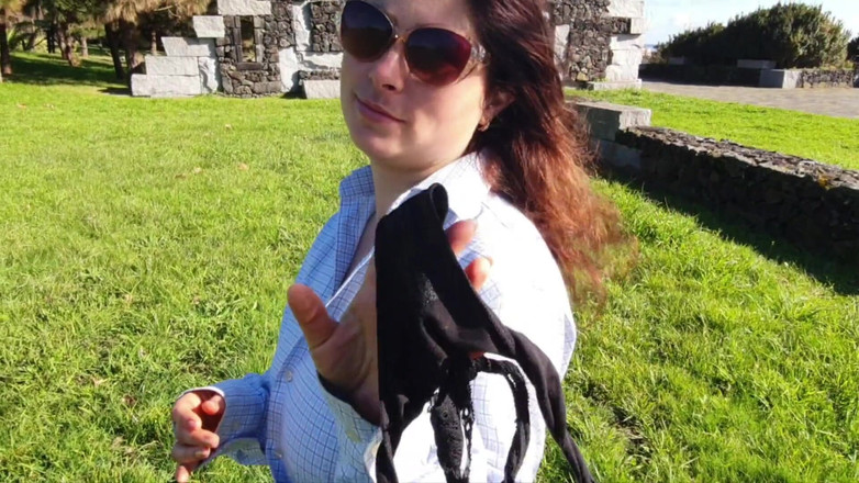 ExpressiaGirl: Mama vitregă cu forme era goală în parc și un străin a...