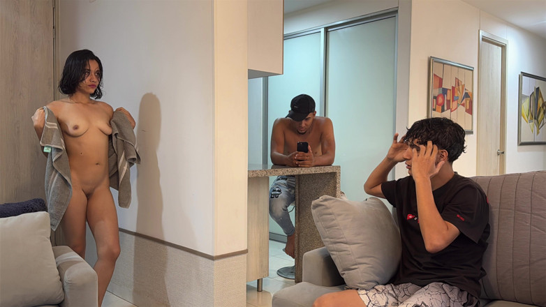 BritannySexxx: 내 바람난 남편은 그의 가장 친한 친구가 그에게서 비밀리에 나를 매우 부자로 잡는 것을 모른다.