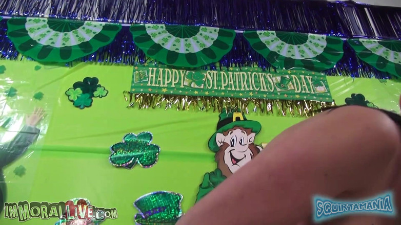 Immoral Live: Брюнетка Ешлі Еймс була готова розсунути ноги, щоб ця пизда сквіртнула на камеру