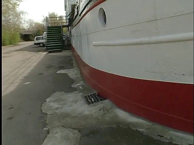 Lucky Cooch: Kurze haare, blondes schätzchen beim interview im freien