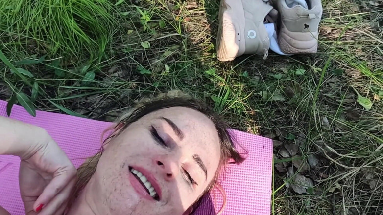 FoxyAndZaz: Kobiecy wytrysk w lesie po joggingu