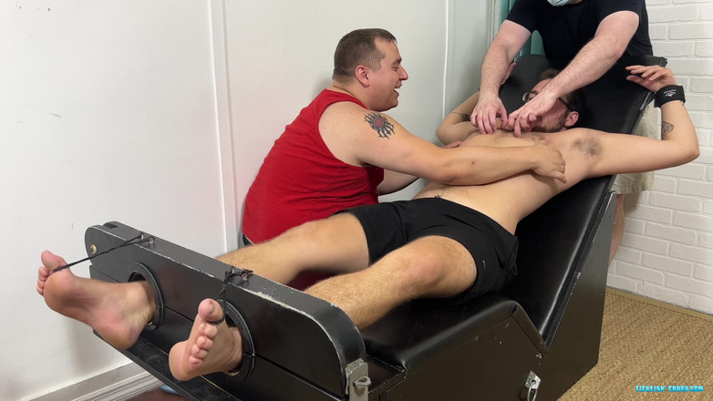 Ticklish Chubs: Un round robin solletico - parte 1