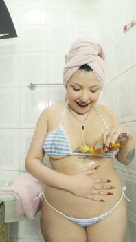 Latina con curvas aceita y se masturba en la ducha