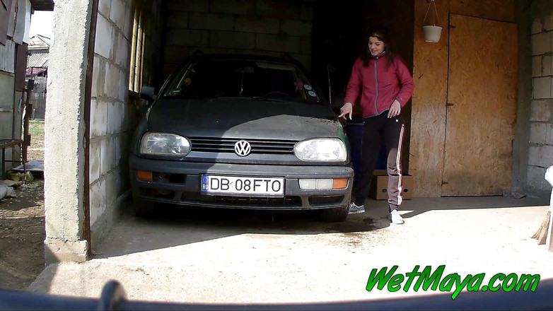 Wet Maya: Майя мститься своєму хлопцеві і писяє на його машину