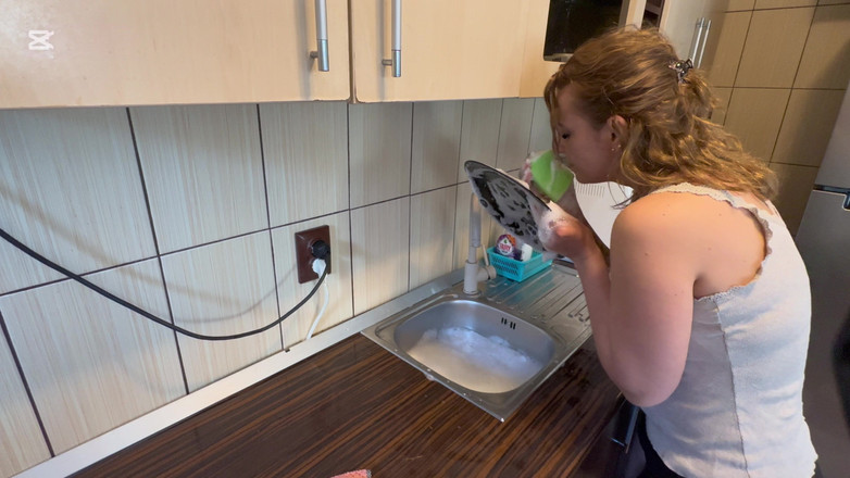 Emeli: キッチンシンクでの食器洗い液を使ったヘアウォッシュ