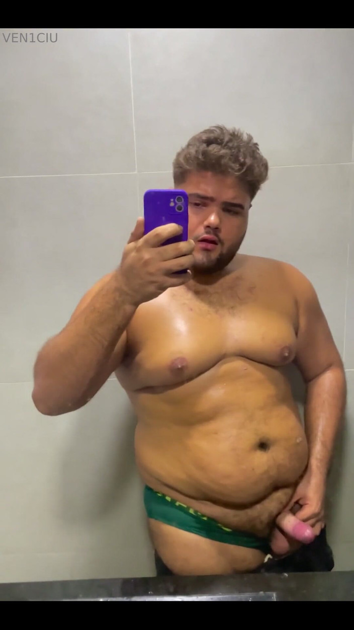 VEN1CIU: 在健身房浴室里