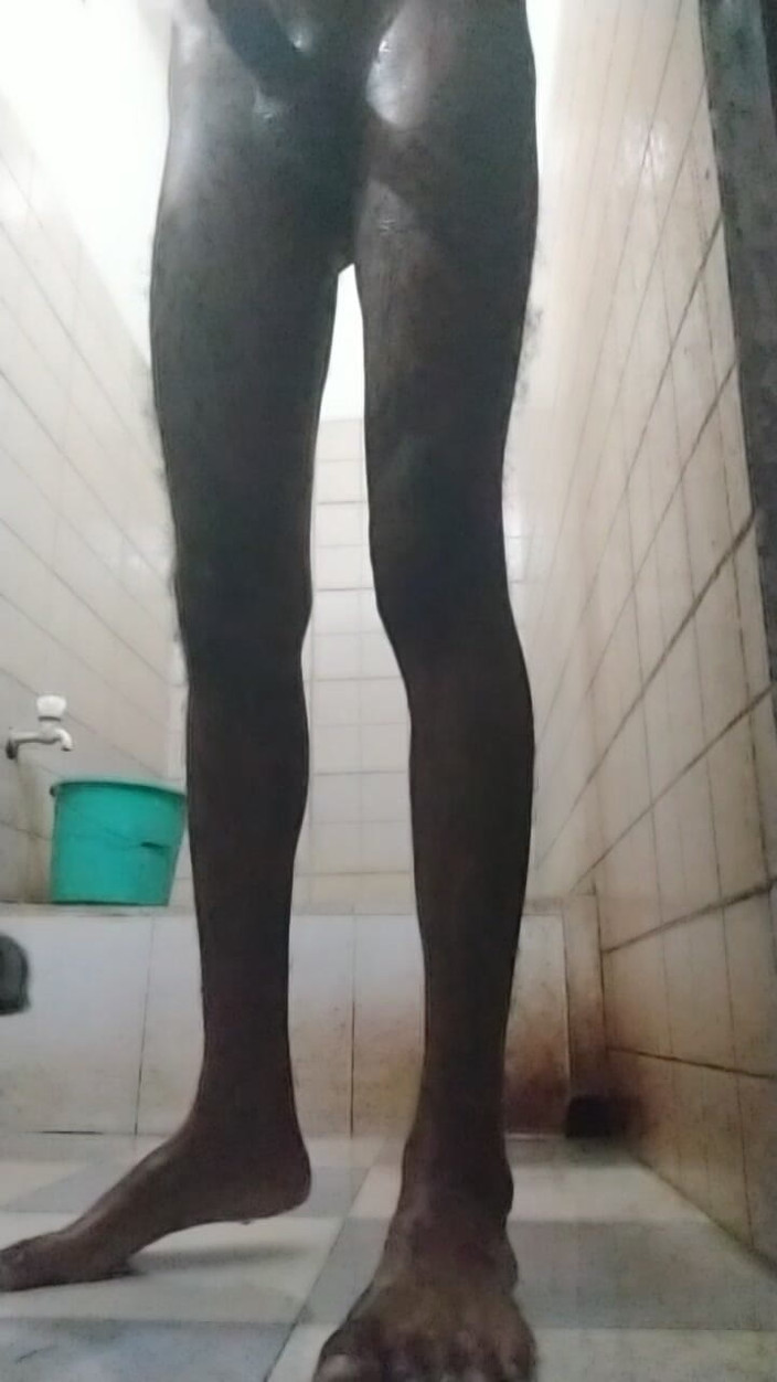 Kissing hub studio: I Am Bathing Alone, Someone Please Come