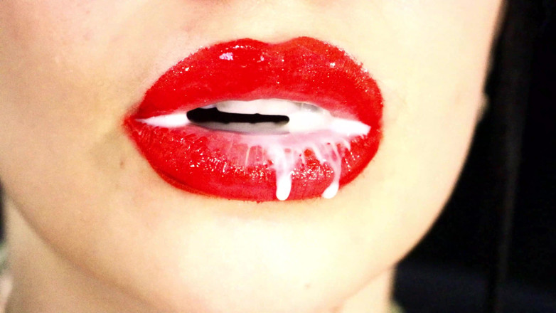 Goddess Misha Goldy: Labbra rosse e un gioco con liquidi e saliva! Latte...