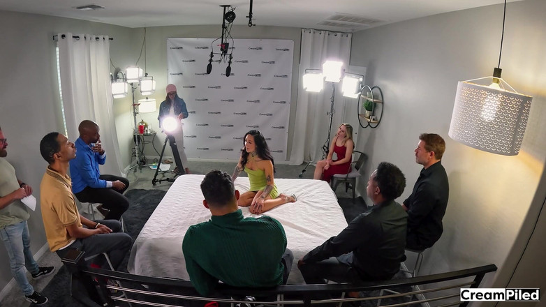 CreamPiled: Una milf caliente y cachonda en nuestra cama preñada