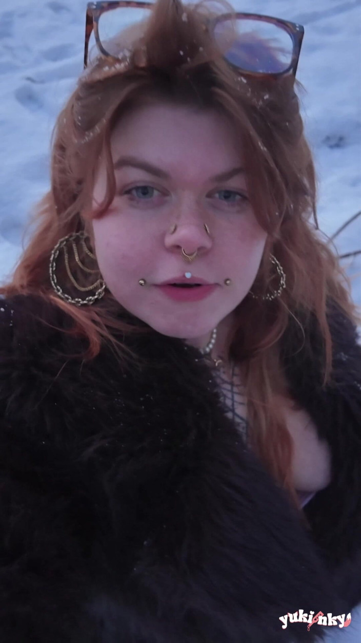 yukinky: Je Réchauffe Sa Queue Dans La Neige