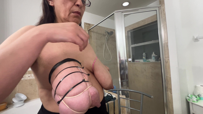 VeeVee Vixen: Резинка, одна сиська, связанная