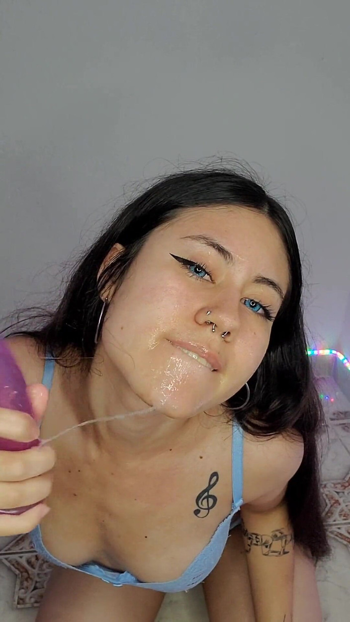 DherlyDoll: Portekizce ifadelerle sikini gerçekten iyi emiyor!