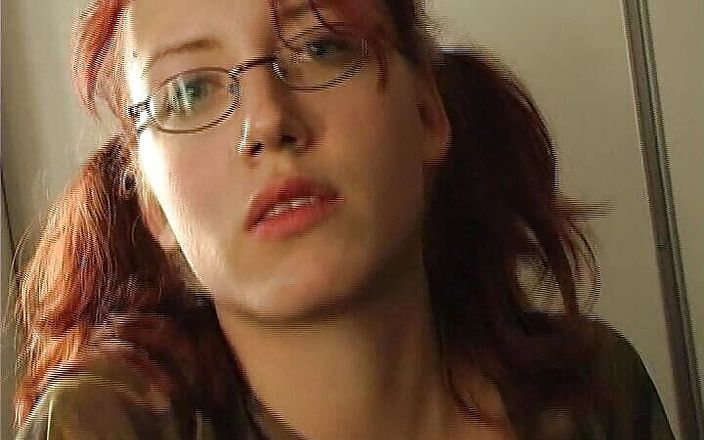 Radical: 19-летняя Красная Соня трахается в любительском видео - худенькая симпатичная девушка в любительском видео