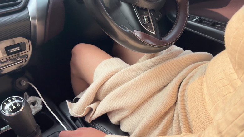 Danny_Duck: Sürücü kursu verirken üvey kız kardeşimi neredeyse sikiyorum