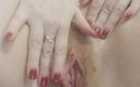 Kiara Night: Prsatá dívka si prstí chlupatou kundičku - sólo žena