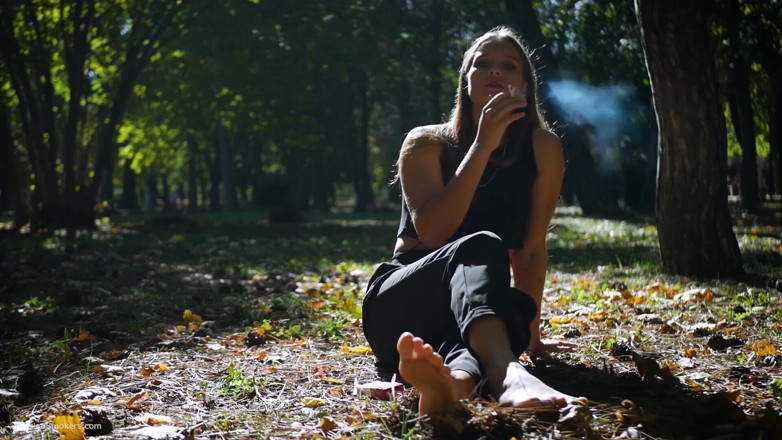 Russian Smokers: สาวรัสเซียสวยเย้ายวนสูบบุหรี่ในสตูดิโอ