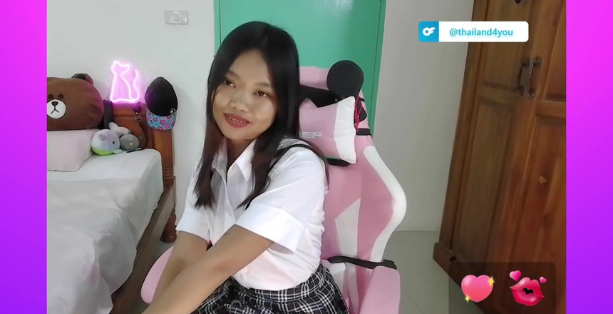 Cupcake: 女子大生は彼女の初めてのウェブカメラショーの準備ができています