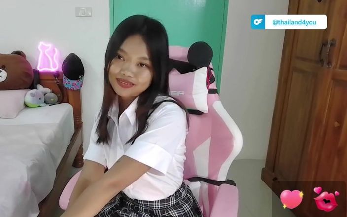 Abby Thai: Une étudiante est prête pour son premier show webcam