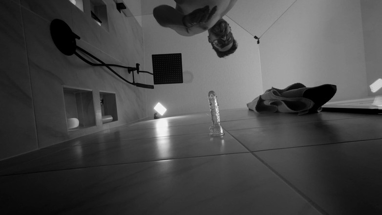 Ivan the Pleasure Dom: Одружений чоловік грає з анальним ділдо в тизері в душі