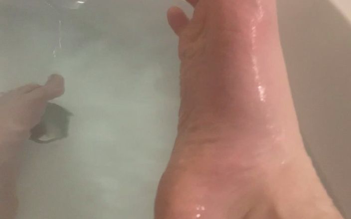 Fetish Boy: Feet in Bath
