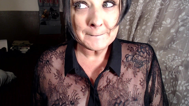 Abby Anna: Milf zieht dunklen roten lippenstift an