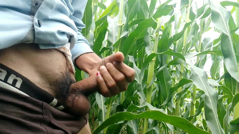 Desimast7: Punheta e gozada quente na área ao ar livre