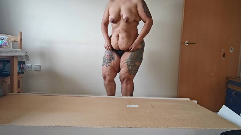 Zozonicoco: Bbw distrugge la libreria con il suo enorme culo