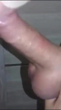 Hermosa mamada sensual de un vecino en el baño