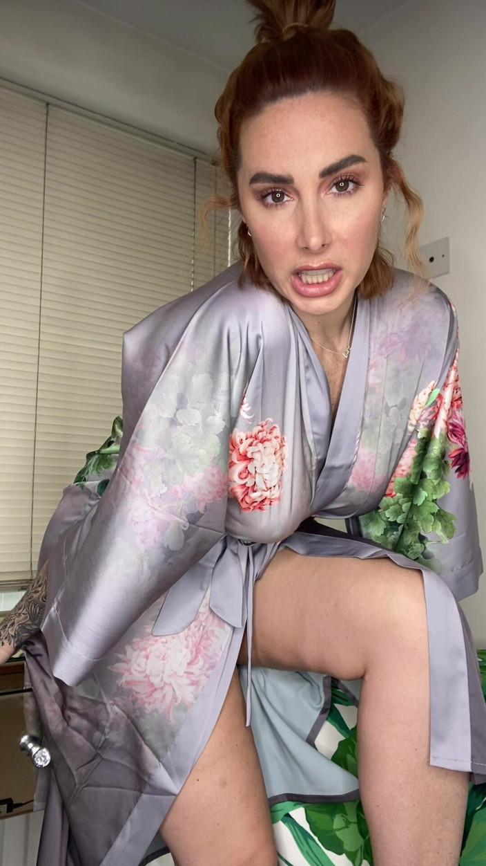 Paige Turnah: Sono la tua sorellastra questo è così sbagliato