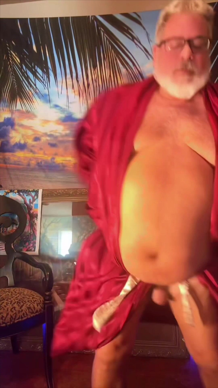 Hand-Free-Daddy-Chub: The Famous Naked Dancing Bear