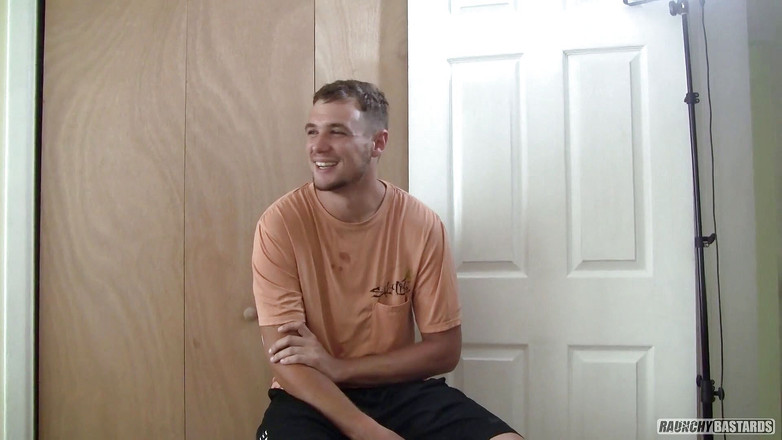 Raunchy Bastards: 従順な底唾は、2人のストレートの男によって複数の位置で焼かれました