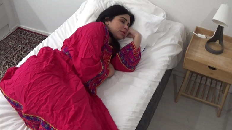 Amateur Homemade Porn: 私のアフガニスタンの大きなお尻継母とのセックス彼女は熱くて美しいです