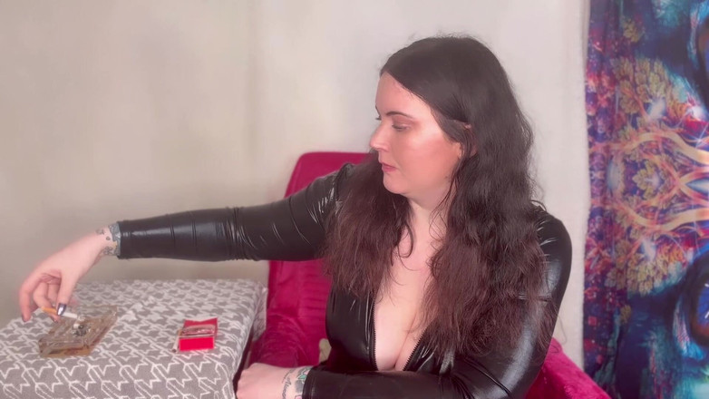 MissFFW: Mlle FFW prend quelques cigarettes dans sa combinaison