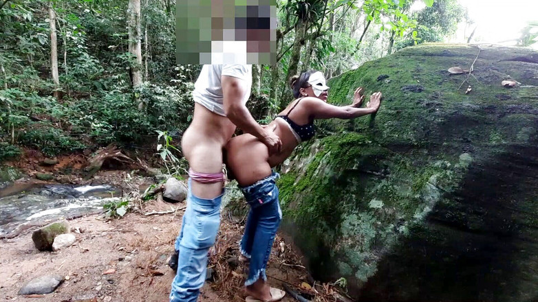 Novinha Insaciavel: Puta en la cascada dando el ano y chupando