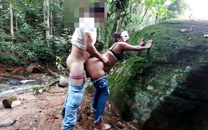 Novinha Insaciavel: Whore at the waterfall giving the anus and sucking
