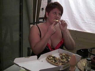 Anna Devot and Friends: Annadevot - I eat pizza