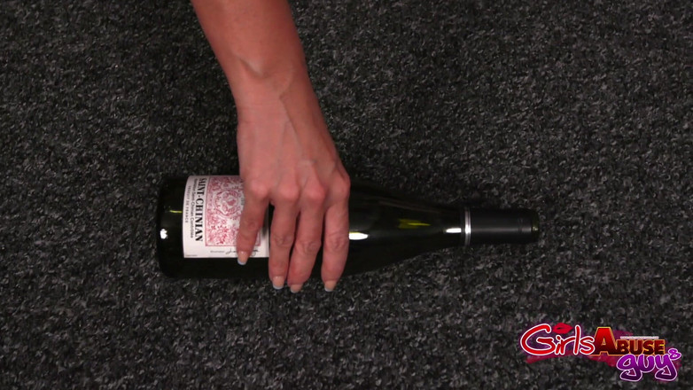 GirlsAbuseGuys: 被女孩群交