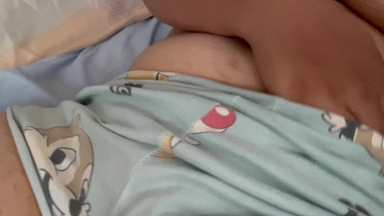 Stepmom_with_big_tits: Kåta styvmamma berör sig själv mycket bra medan hon är i...