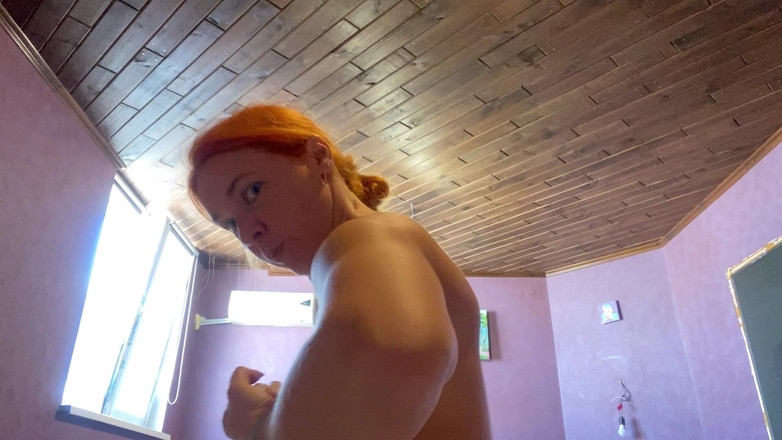 Risky Hairy Couple: 红发熟女展示她强大的肌肉