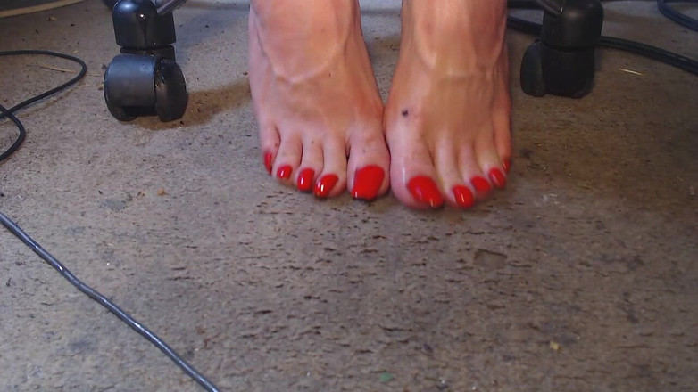 Lilly Disgrace: Сеча капає з ніг