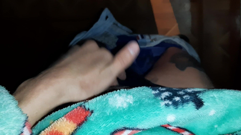 Lesbian-illusion: 화장실에서 자위하는 동안 새엄마가 신음하는 소리가 들렸고 그녀를 보기 시작했습니다.