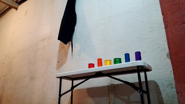 Raba erre elle: Gizli kendini teselli ediyor, Lgbtq onun kuralı